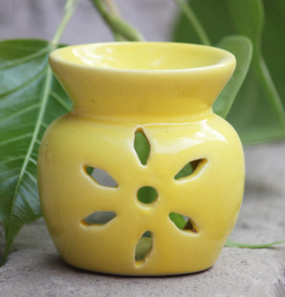 Material: Ceramic Mode: Candle Height: 4 inch Width: 3.5 inch MOQ: 48pcs